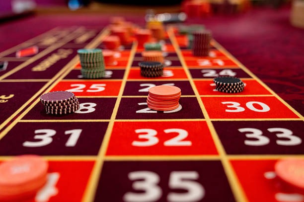 Live dealer conducting a blackjack round at a gojo188 studio table